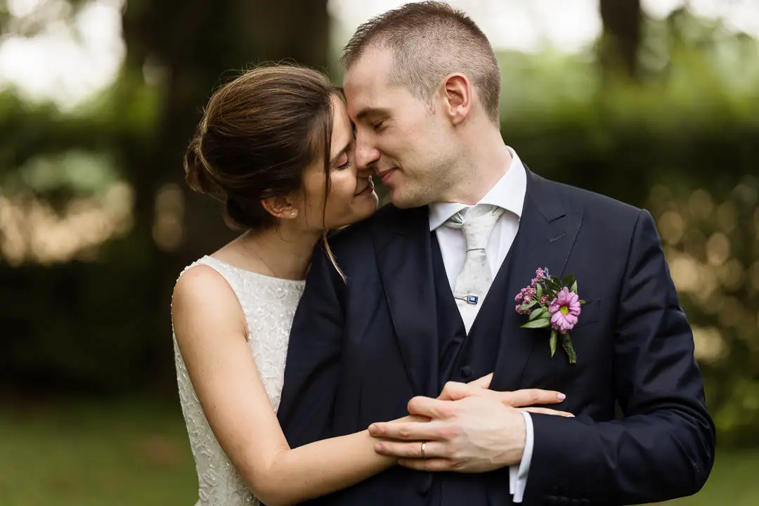 Abbraccio romantico degli sposi a Villa Spalletti Trivelli